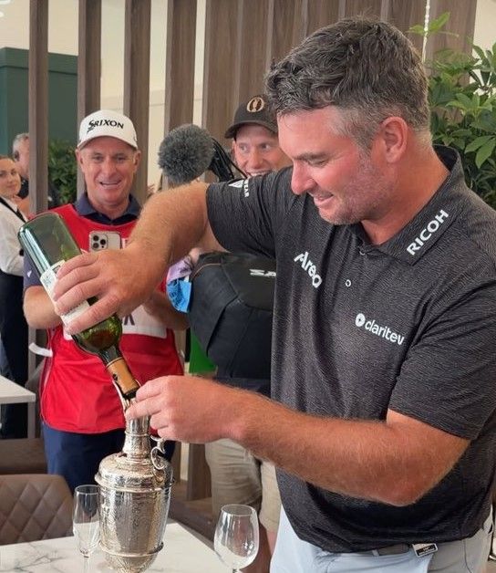Ryan Fox gebruikt de Claret Jug waarvoor ze dient