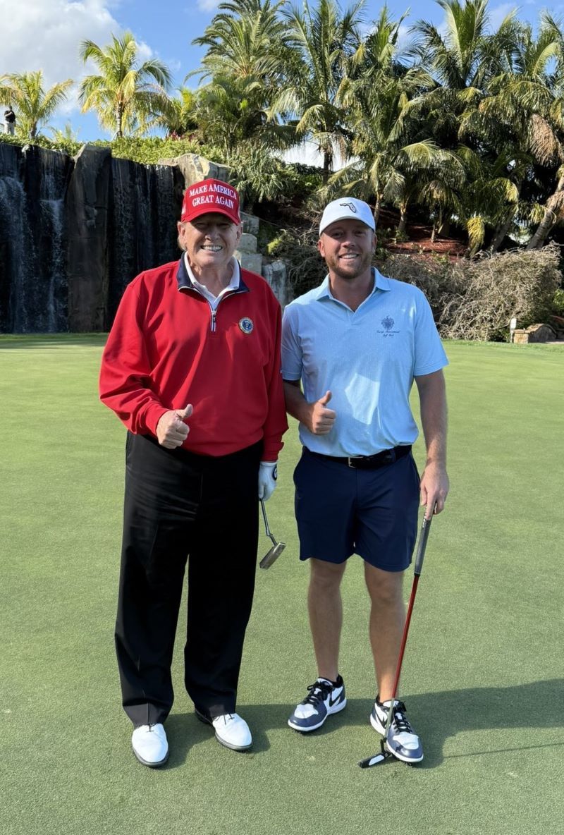 En Trump, die blijft golfen - Blog