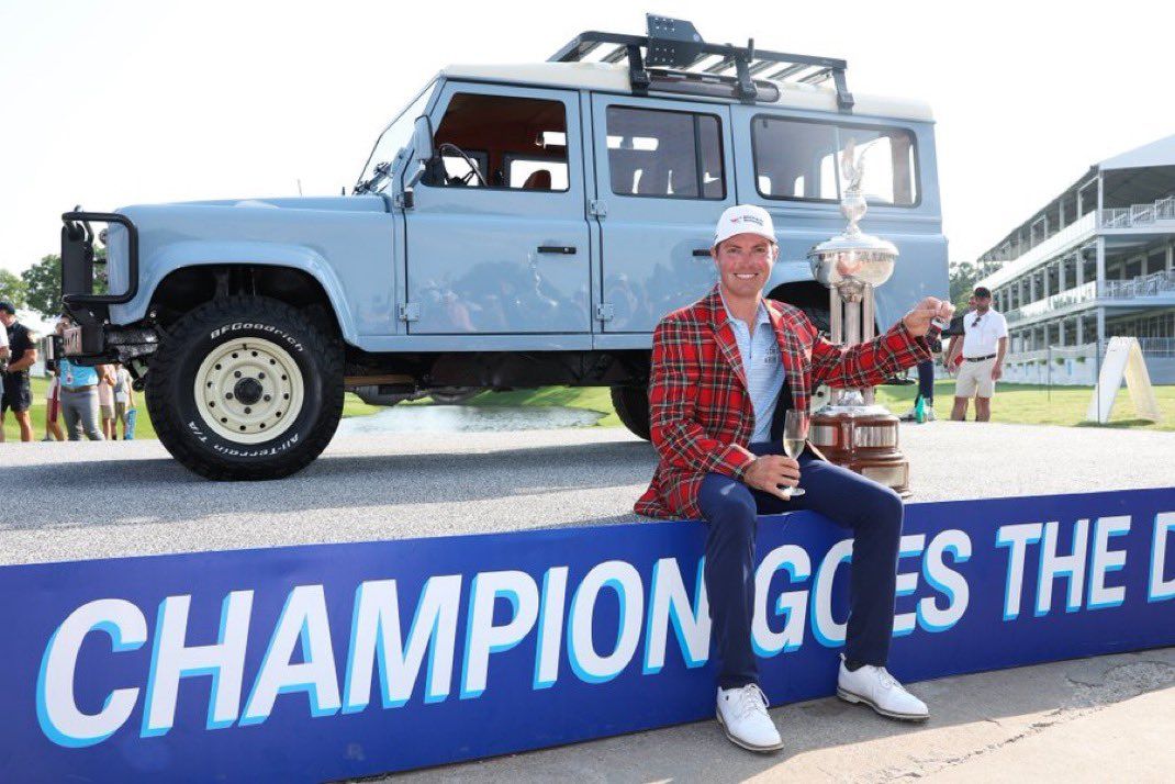 Een overgrote trofee, een geruit jasje, een old timer en 1,7 miljoen dollar - Blog