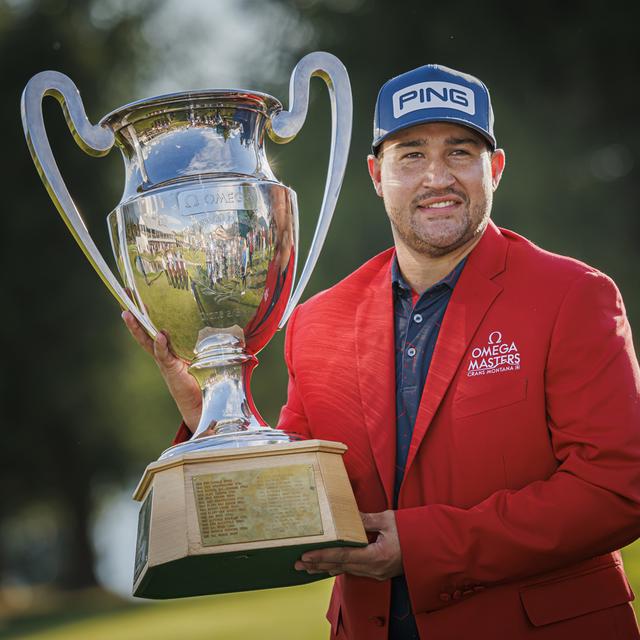 Thriston Lawrence juicht in de Alpen