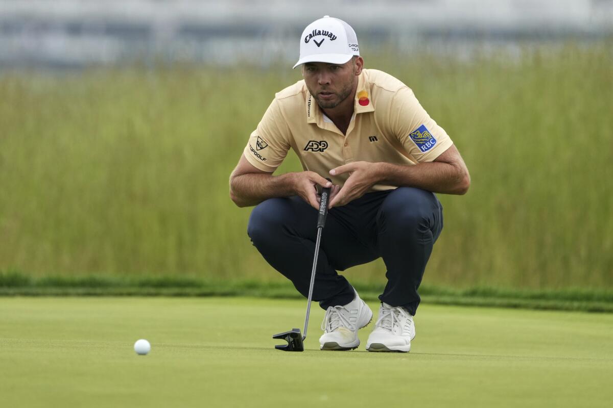 Sam Burns en Sungjae Im jagen op Scottie Scheffler