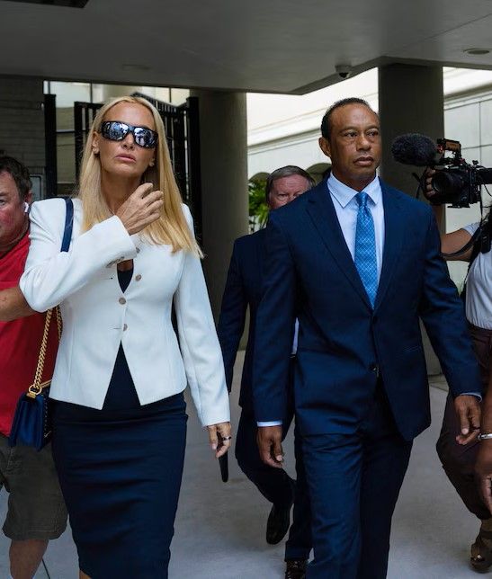Tiger Woods is zijn rijbewijs voor vijf jaar kwijt