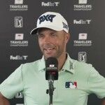 Eric Cole kijkt angstig achterom in Travelers Championship