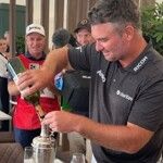 Ryan Fox gebruikt de Claret Jug waarvoor ze dient
