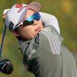 Hyo Joo Kim duikt laag en voorbij Nelly Korda