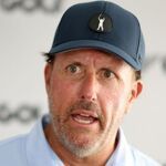  Phil Mickelson buitengegooid op zijn golfclub