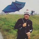 Jouer au golf avec un parapluie ?