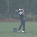 Scottie Scheffler beet door in de regen 