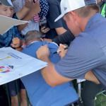 Een half uur handtekeningen uitdelen